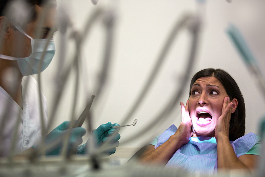 Donna che ha paura del dentista