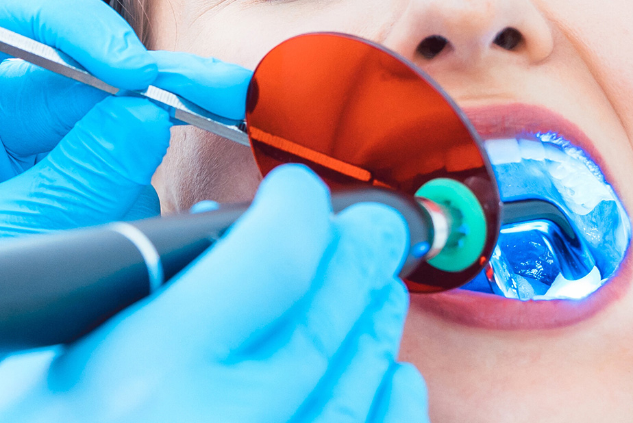 Dottore esegue restauro