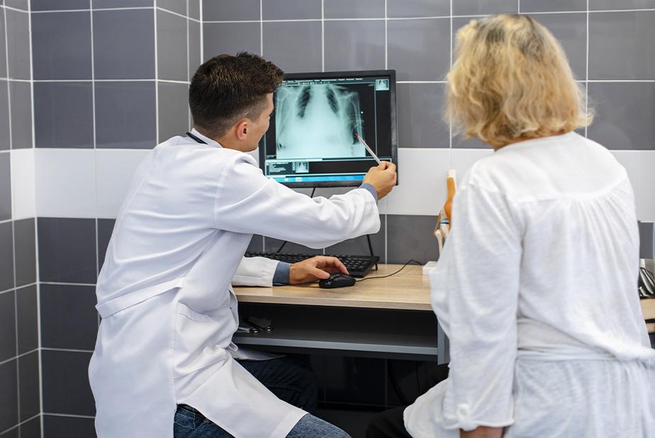 medici esaminano una radiografia