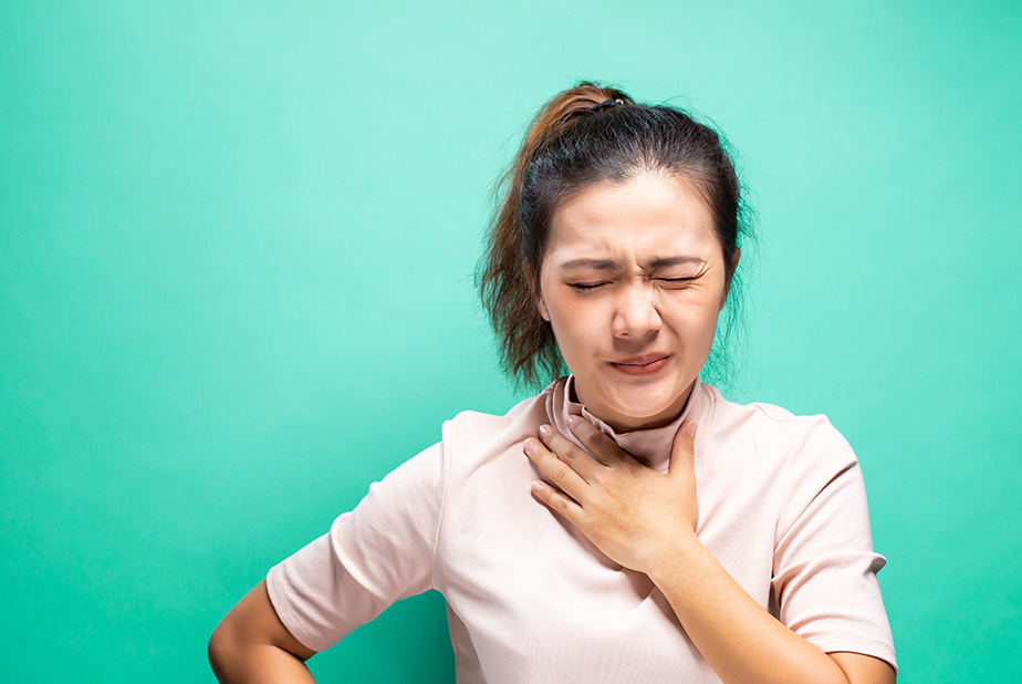 donna prova dolore alla gola