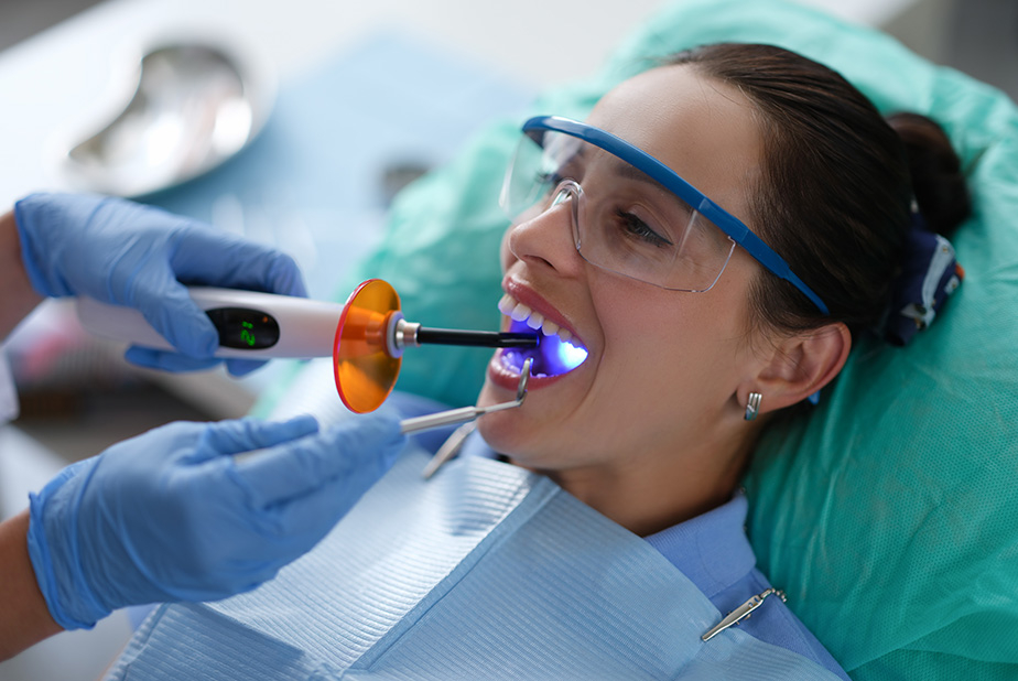 Donna sottoposta a trattamento di bonding dentale