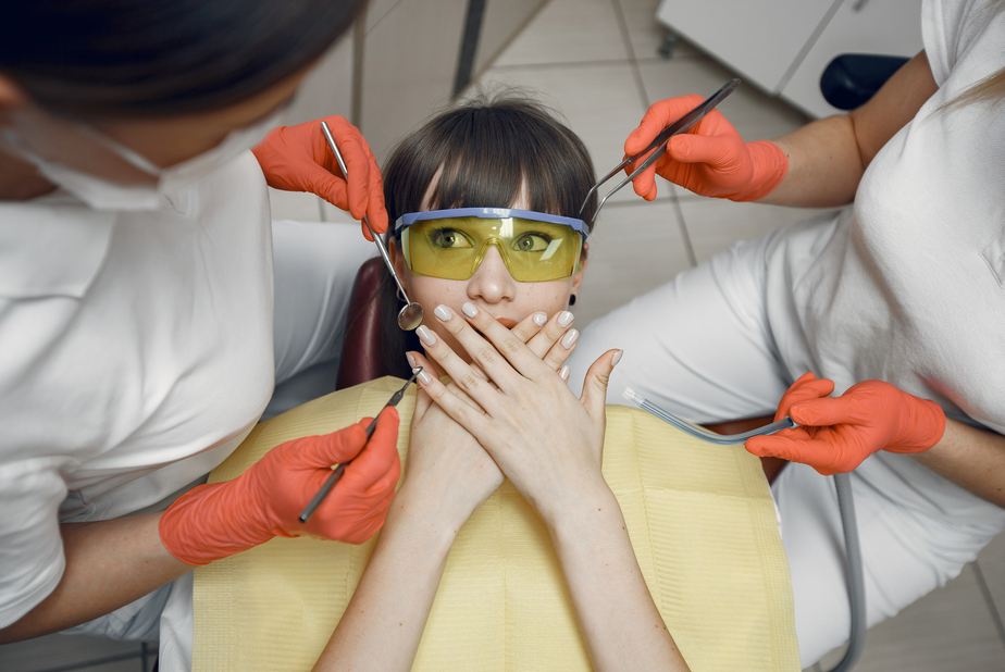 Donna con ansia del dentista indossa occhiali con lenti verdi