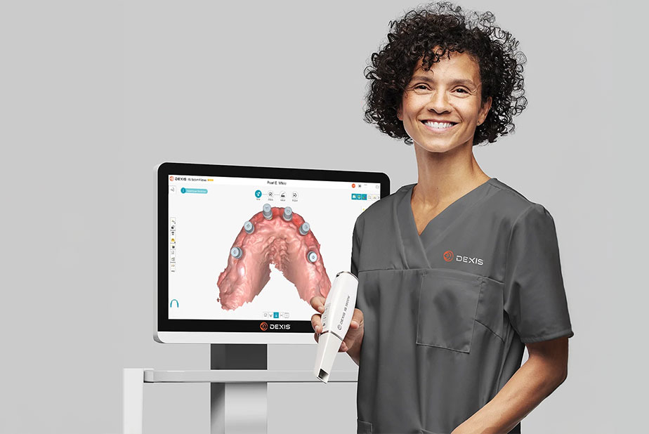 Migliorare il coinvolgimento dei pazienti con gli strumenti digitali basati sull'AI di DEXIS operatrice con strumenti Dexis