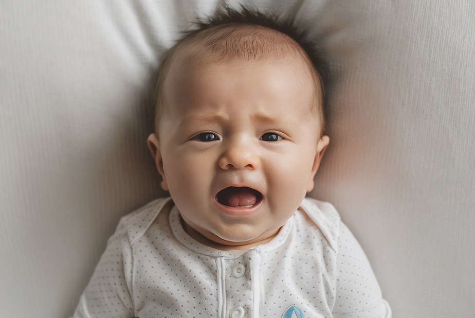 neonato con bocca aperta