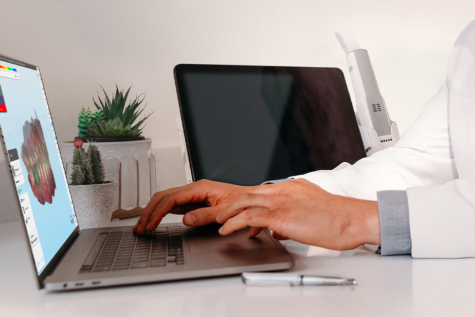 Primo piano mani che utilizzano iTero Design Suite