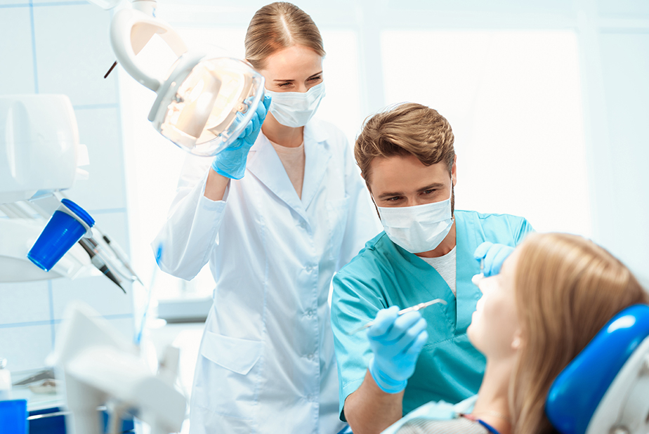 Aso e odontoiatra con paziente