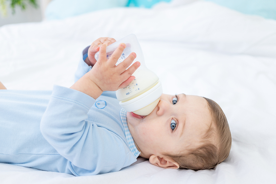 Bambino con biberon