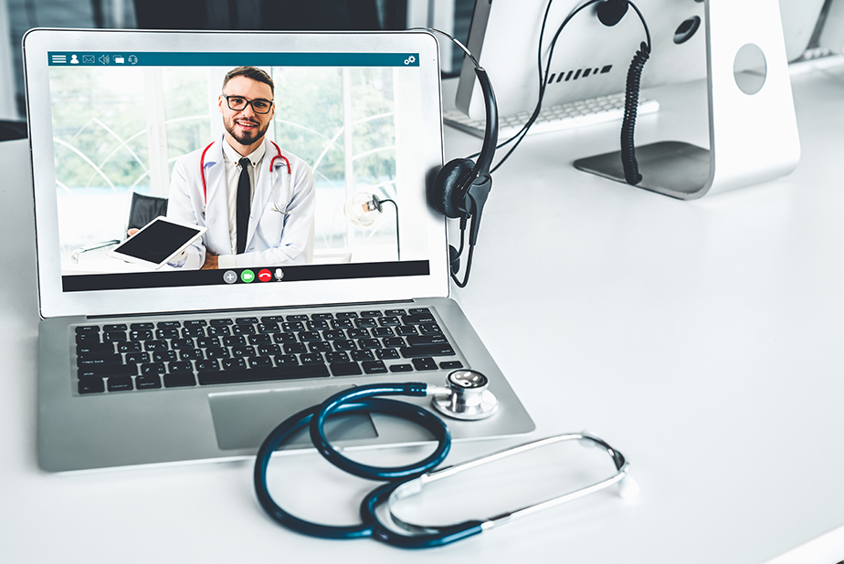 Computer con medico che effettua televisita