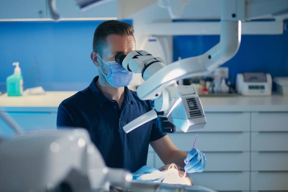 Micro Driving School: la guida per il microscopio in Odontoiatria Professionista che utilizza microscopio operatorio