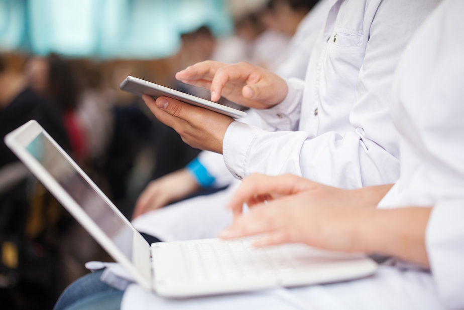 Studenti che prendono appunti sul computer