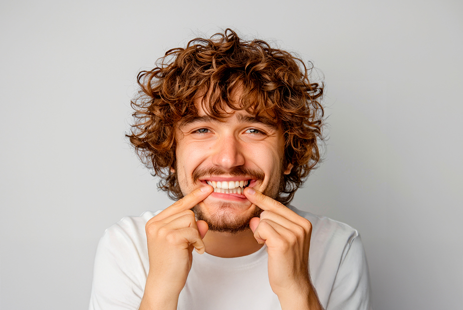 Giornata Nazionale della Parodontite promossa dalla SIdP Ragazzo con bocca aperta indica i denti