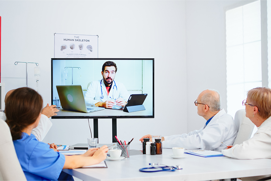 Medici che seguono un webinar