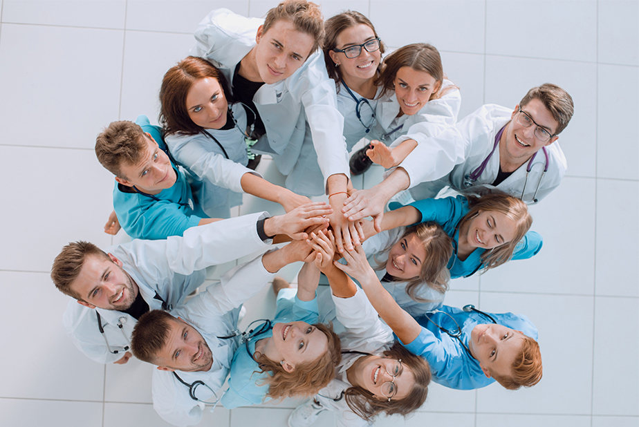 Medicina: oltre 54mila iscritti, "un inno alla professione" Medici in gruppo
