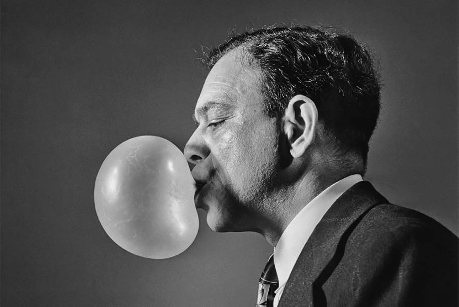 uomo con palloncino di gomma