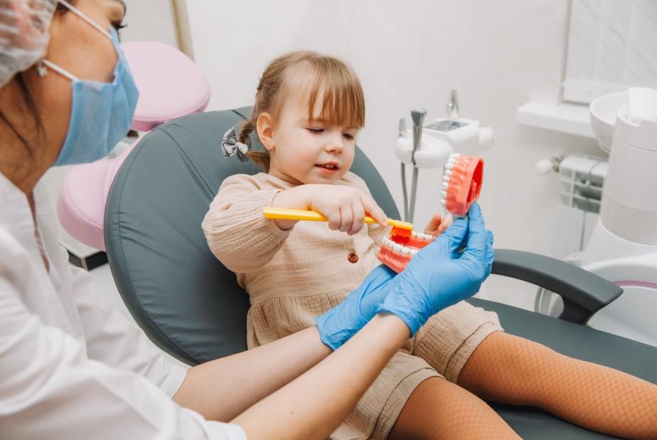 bambina con medico