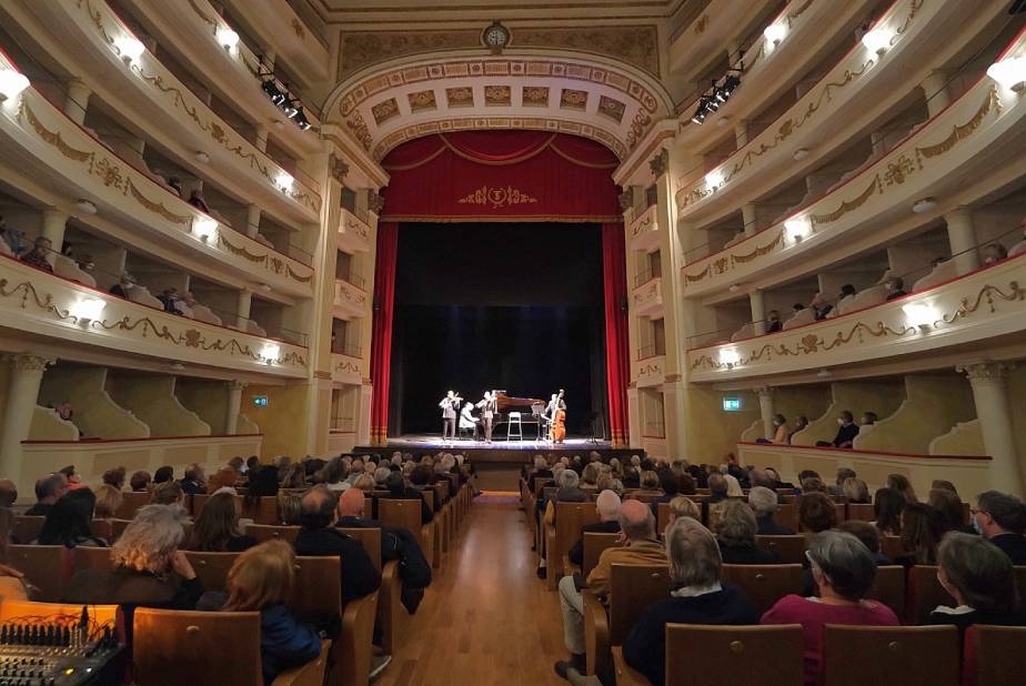 Sorrisi in Concerto: Arkè festeggia 25 anni tra musica, comicità e solidarietà Teatro Sociale Camogli