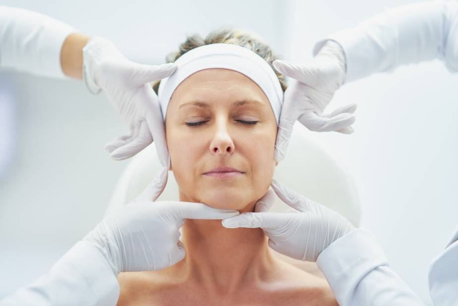 Medicina estetica: a Palermo la Masterclass AITEB 2025 Donna che effettua trattamenti estetici