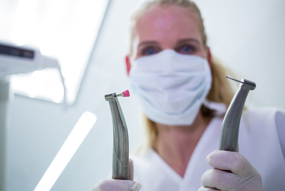 medico con strumentario dentale in mano