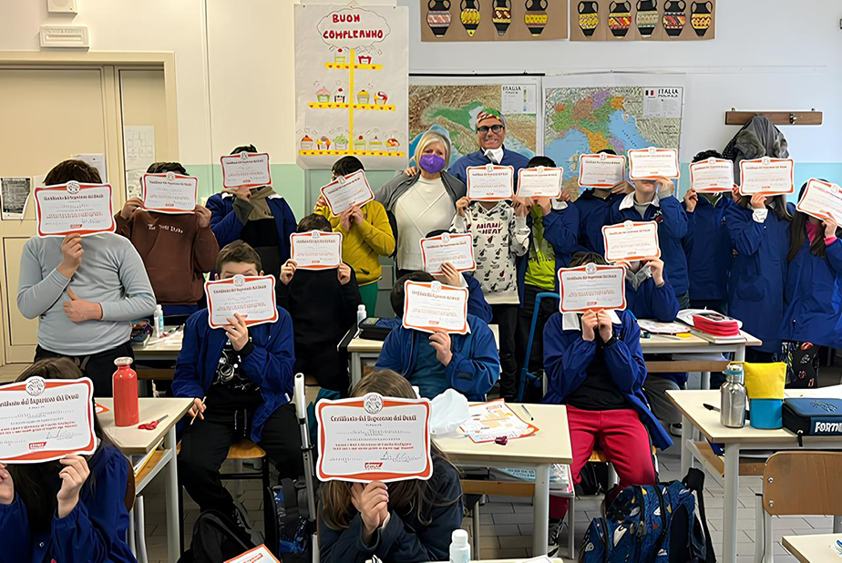 Rotary Tolentino insegna ai bambini l'importanza della salute dentale Bambini con attestato di completamento del corso tenuto da Rotary Tolentino