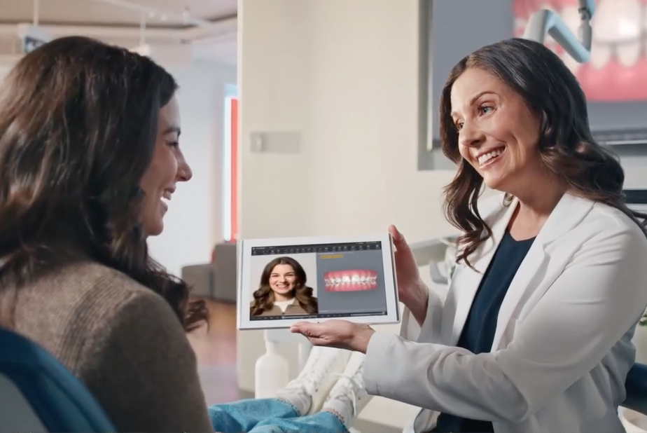 ClinCheck Live Plan automatizza il primo piano Invisalign in pochi minuti Medico Invisalign che mostra a paziente ClinCheck Live Plan