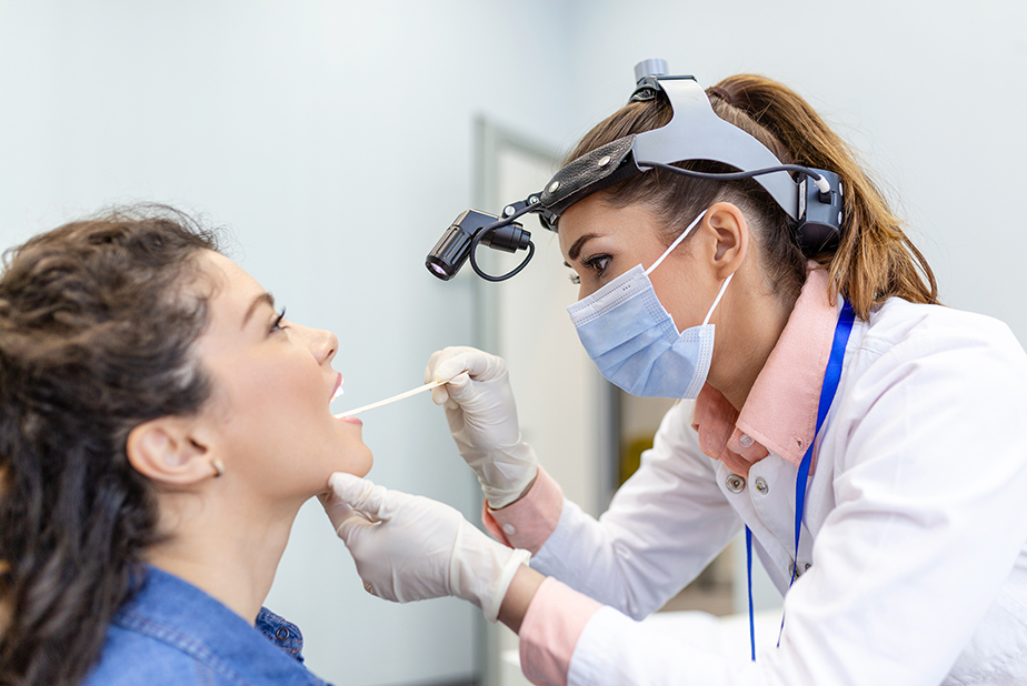 medico esegue test salivare