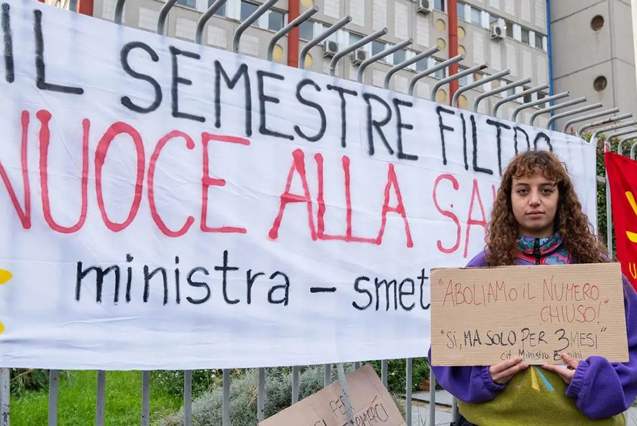 Manifestazione contro semestre filtro a Medicina