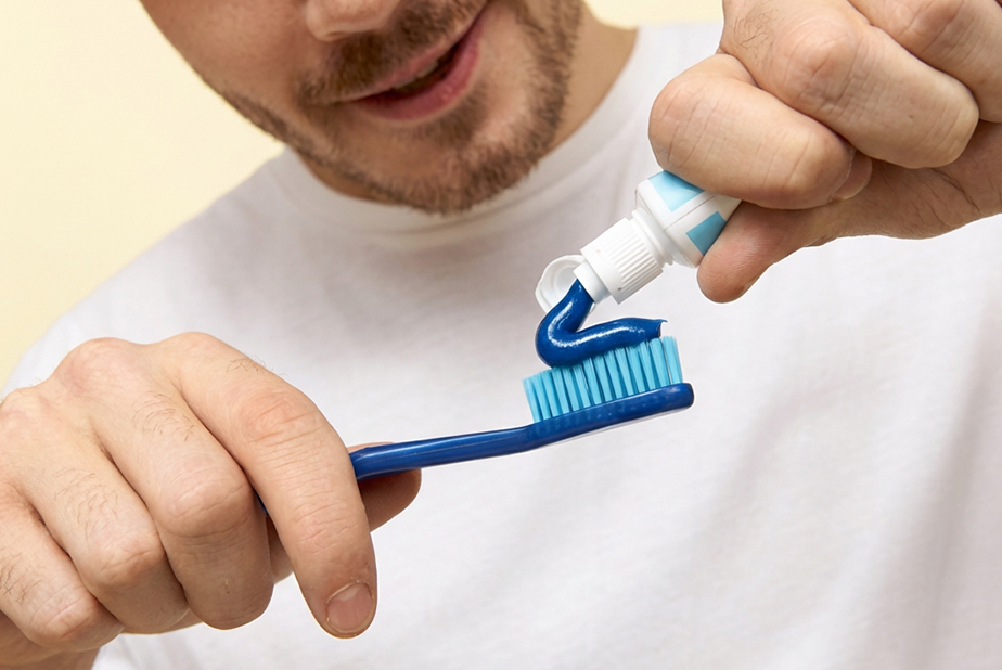 Dentifricio contenente blu covarine