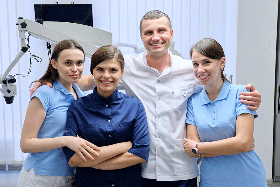 Formazione odontoiatrica: cambia davvero le abitudini degli studenti? Team in studio odontoiatrico