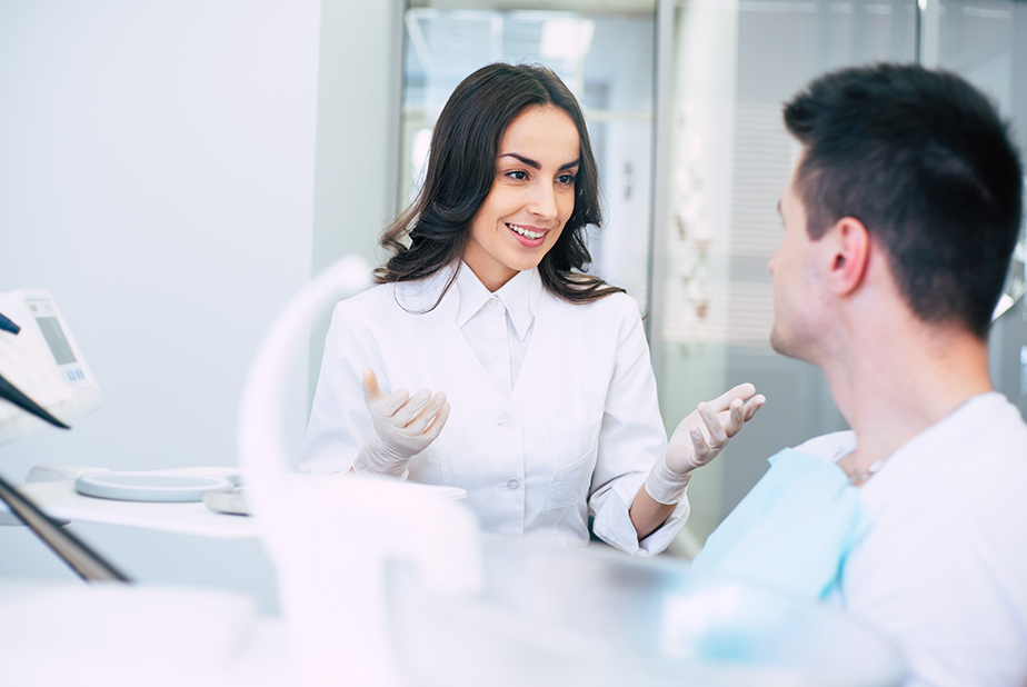 Dentista che parla con il suo paziente