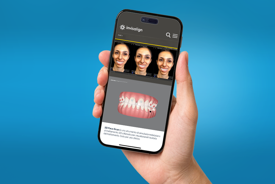 Il futuro della pianificazione ortodontica prende forma con il 3D Face Scan di Align Technology Primo piano di una mano che tiene un telefono che ha come sfondo il sito web di Align Technology