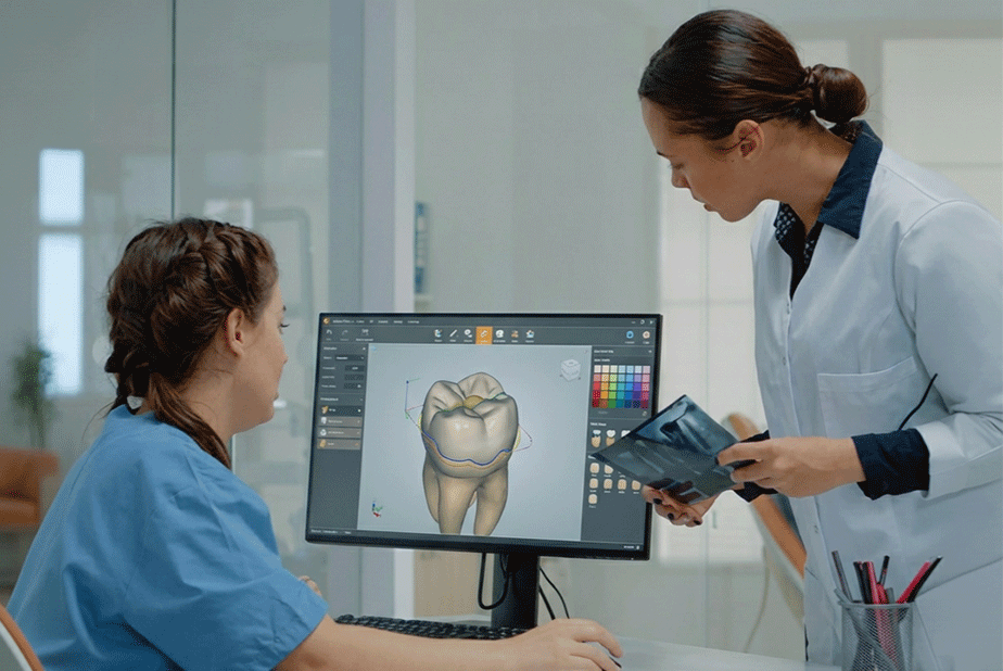 specialisti con pc che progettano corone dentali