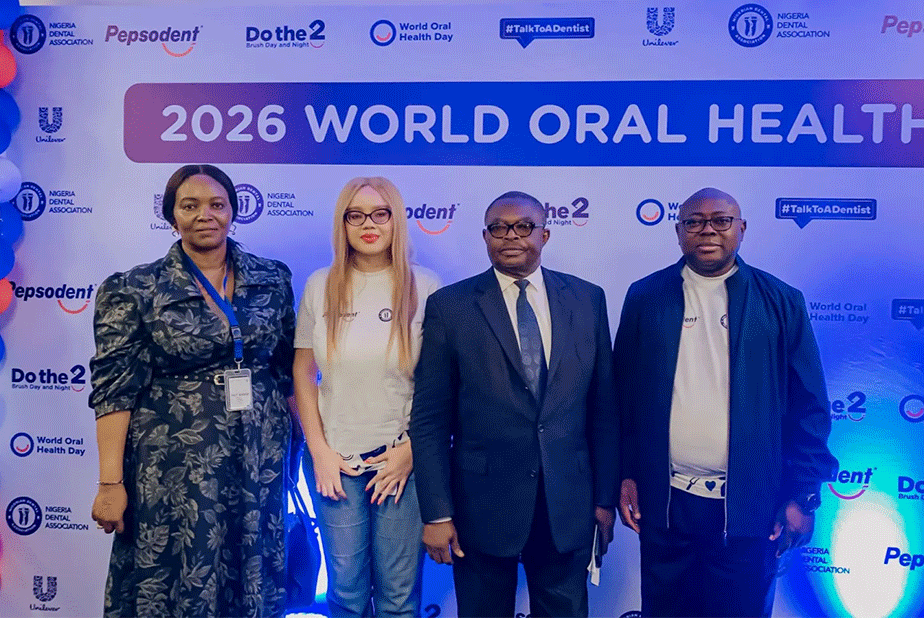 Pepsodent promuove l’igiene orale con la campagna “Do The 2” la responsabile del settore odontoiatrico del Ministero federale della Salute, la brand manager di Pepsodent, il presidente dell'Associazione odontoiatrica nigeriana e il responsabile della catena di approvvigionamento di Unilever