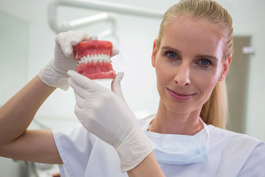 medico con dentiera in mano
