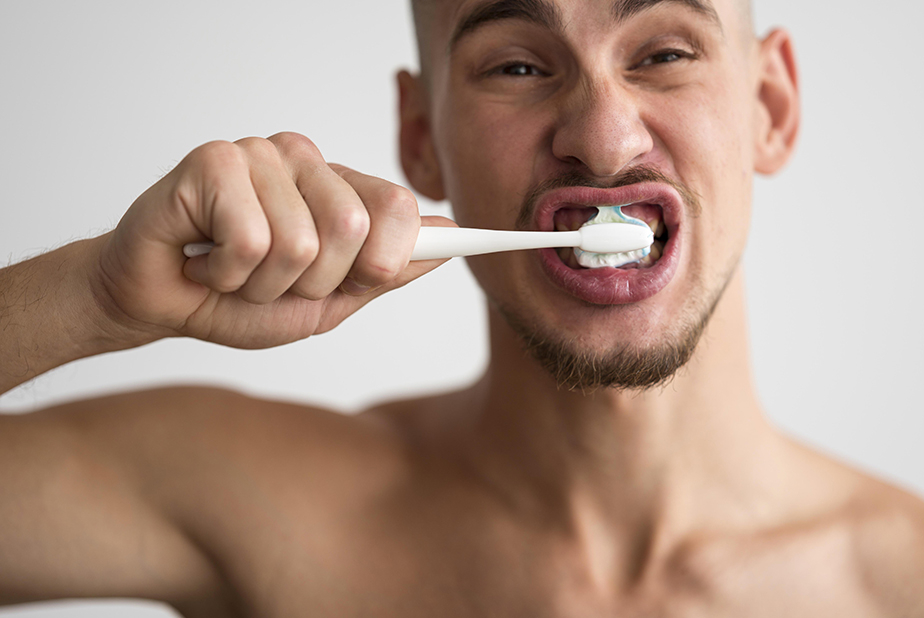 Ragazzo che spazzola i denti