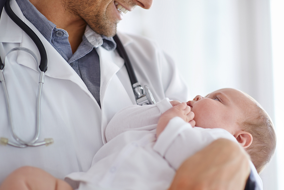Enpam: sussidi fino a 10.000 Euro per la neonatalità Medico tiene in braccio neonato