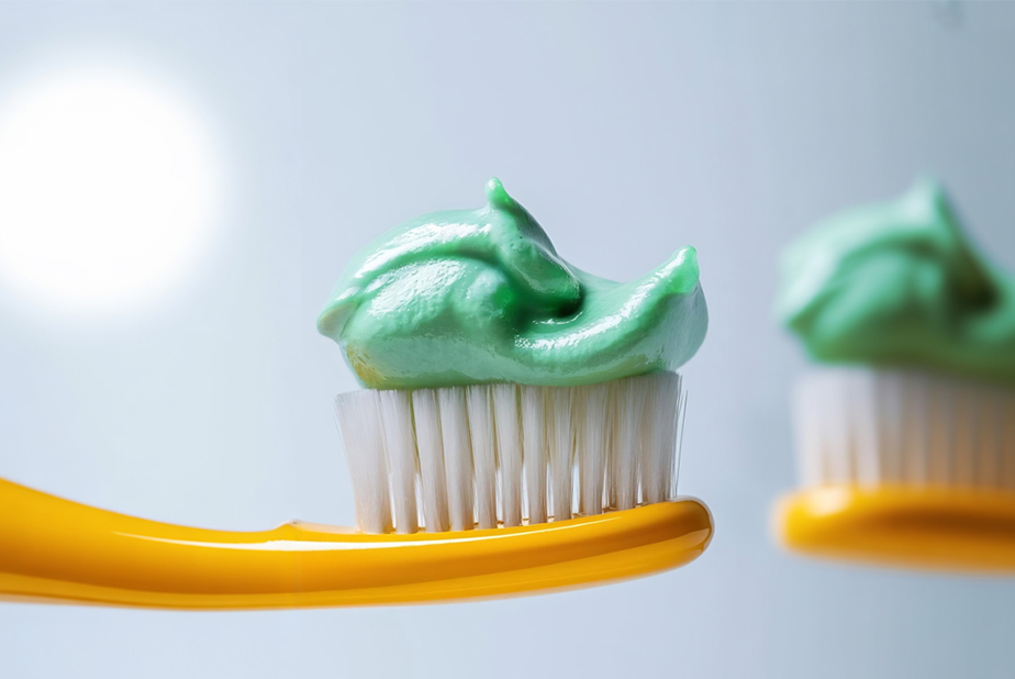 spazzolino con dentifricio verde