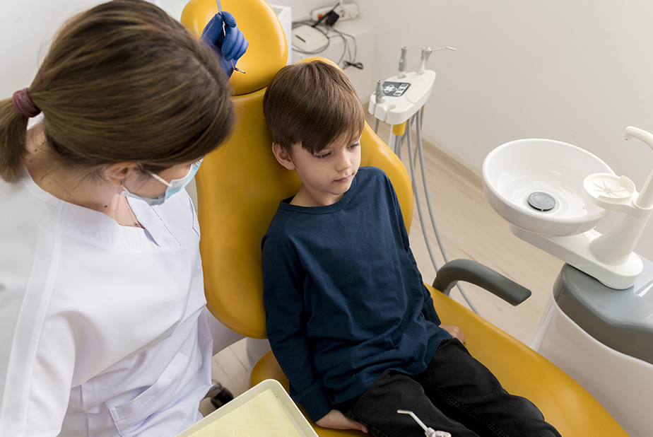 Bambino su riunito dal dentista