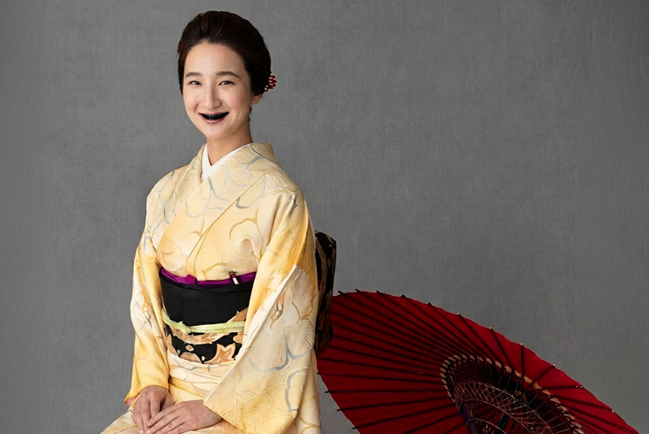 Donna giapponese con denti neri