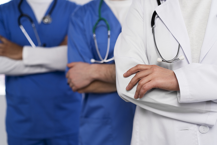 primo piano su braccia incrociate di medici
