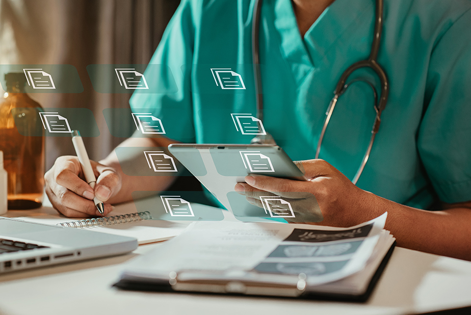 medico con cartelle cliniche digitali