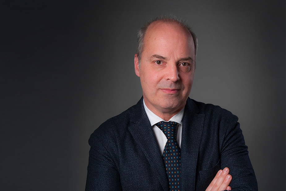 Implantologia tra evidenza e mercato Prof. Claudio Stacchi