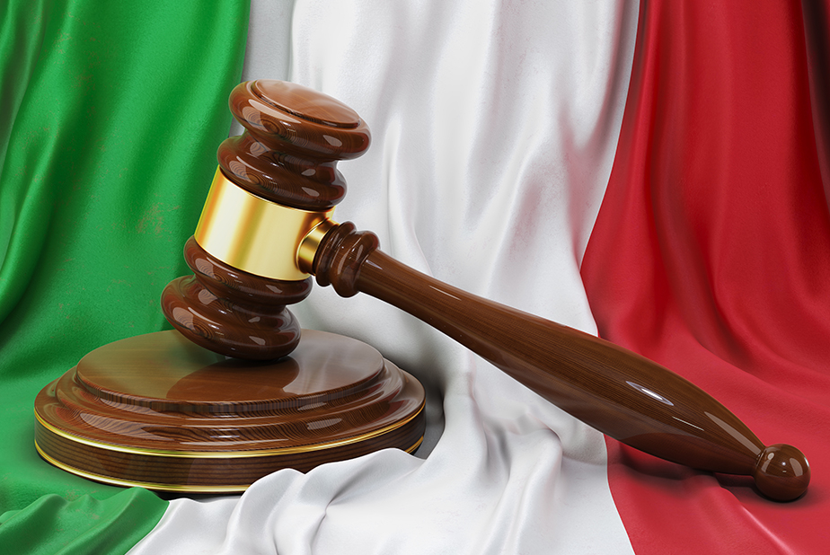 Martello giudice con bandiera dell'Italia