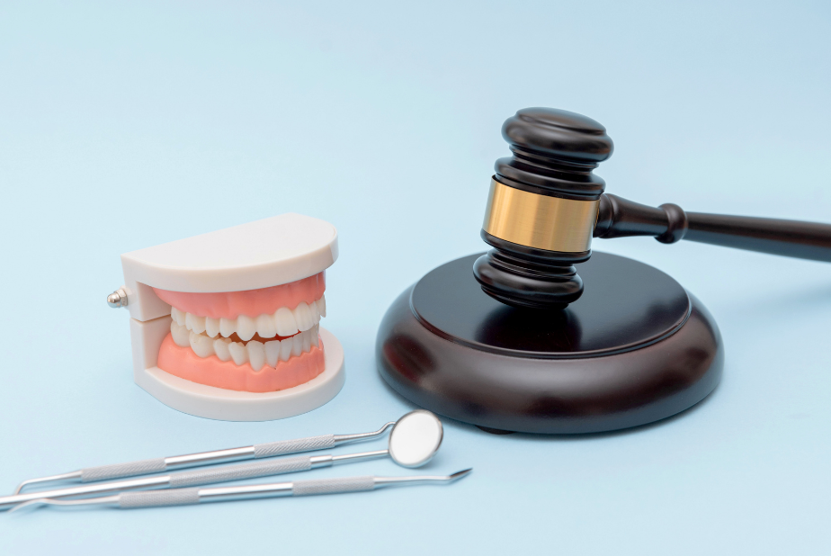 Il Tribunale di Rimini condanna un odontoiatra a oltre 17mila euro di risarcimento modello di dentatura con martello tribunale