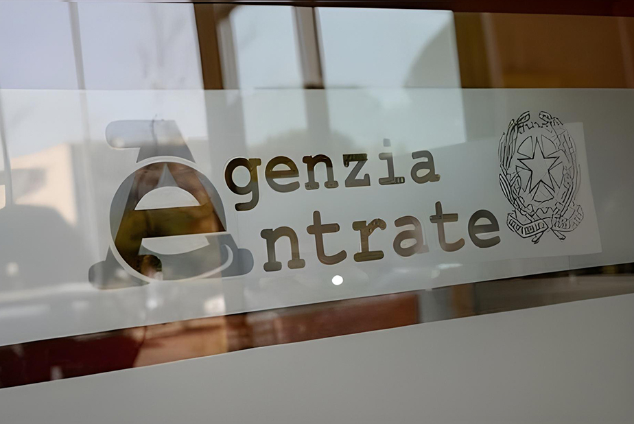 L'Agenzia delle Entrate smentisce l'ipotesi di monitoraggio dei social tramite AI Vetrata Agenzia delle Entrate