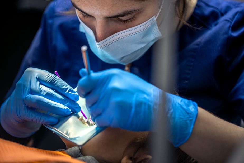 Restauro dei denti trattati endodonticamente medico che esegue intervento di endodonzia