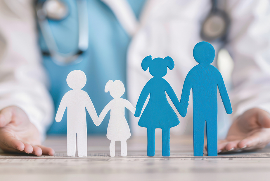 UEMO difende il modello della medicina di famiglia italiana Rappresentazione di una famiglia, supportata da medici