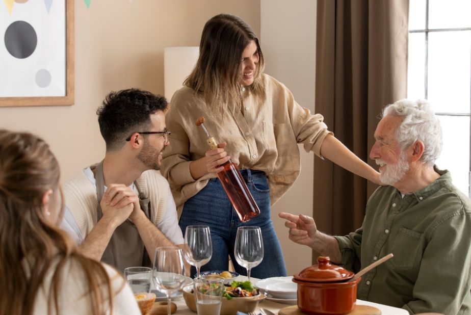 Condivisione microbica domestica: come la convivenza modella i microbiomi orali e intestinali persone a tavola insieme