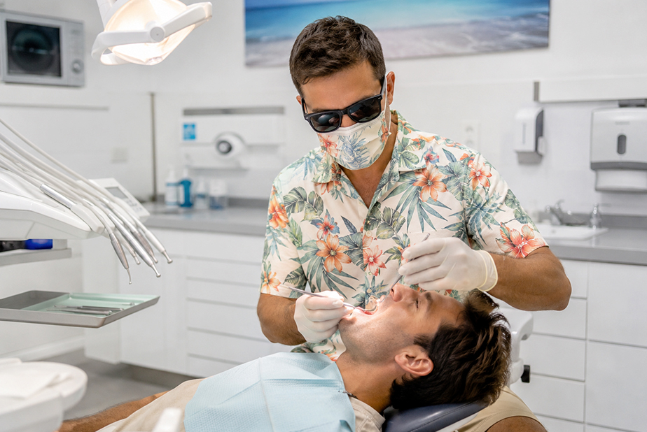 Dentisti ad agosto 2026: l'iniziativa ANDI per garantire la continuità delle cure odontoiatriche Dentista con camicia a fantasia estiva in studio