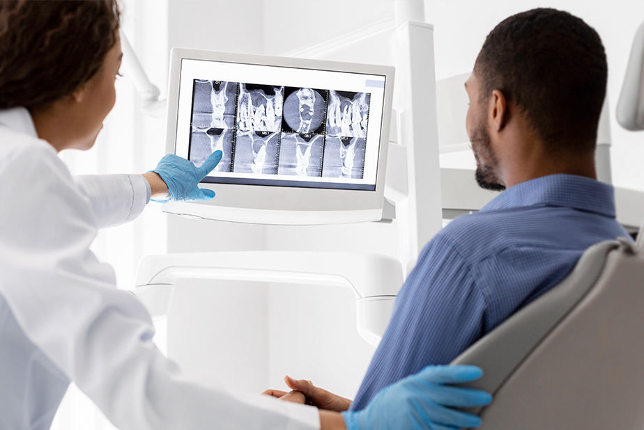 Il valore dell'imaging nella comunicazione con il paziente e nella diagnosi quotidiana medico che spiega esame digitale a paziente