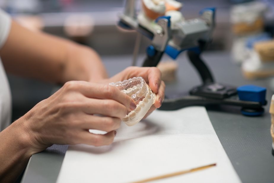 primo piano di mani di odontotecnico